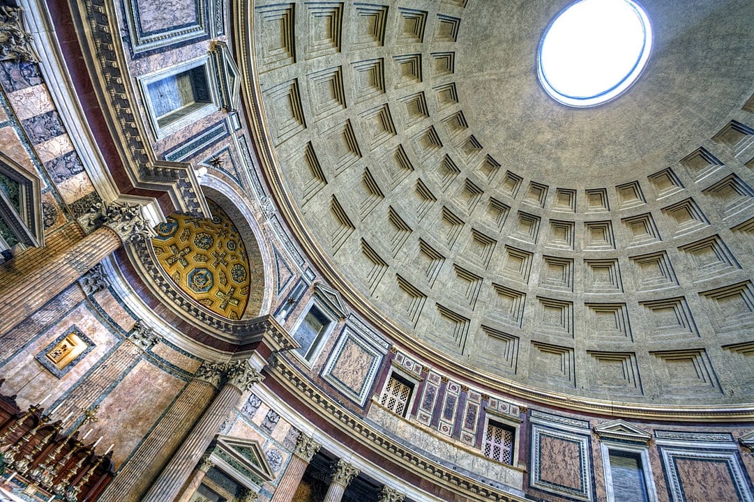 A cúpula do Panteão é maior que a da Basílica de São Pedro, no Vaticano. E não há há vergalhões ou qualquer outro tipo de reforço. Isso a torna a maior cúpula de concreto não reforçada do mundo-Anne Dirkse wikimedia commons 