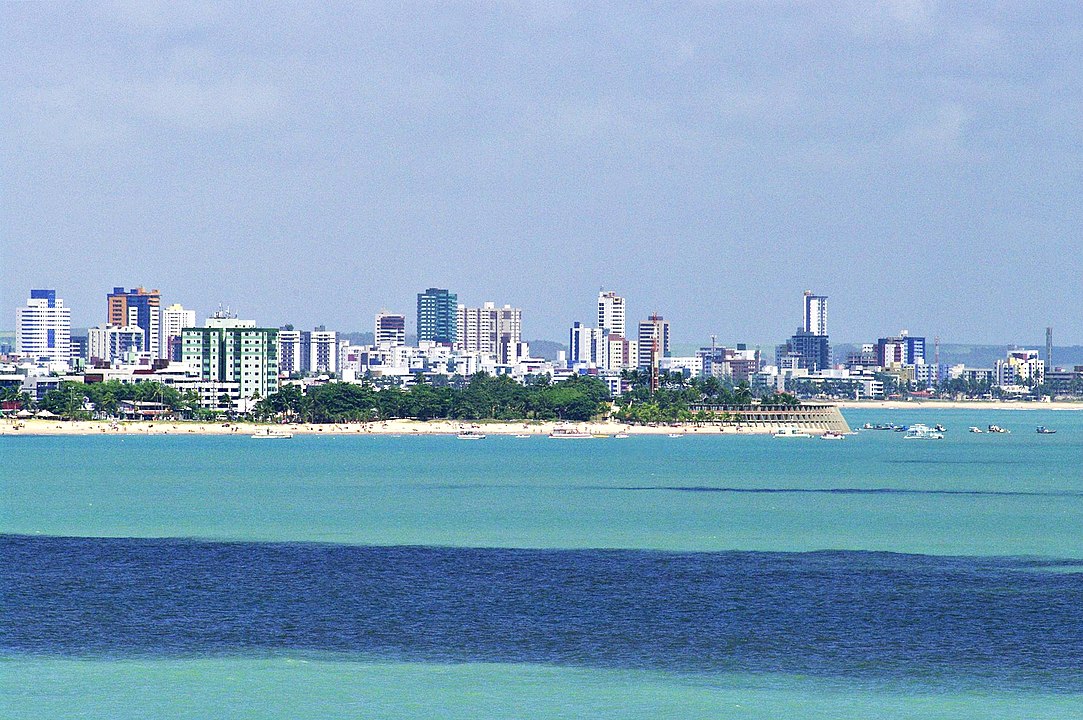 12º lugar: João Pessoa (PB) - Conhecida como "Porta do Sol" por sediar o ponto mais oriental das Américas. Harmoniza praias, natureza preservada, como a Mata do Buraquinho, e patrimônio histórico. No clima junino, abriga festas tradicionais que cultuam a tradição nordestina. O São João da cidade é marcado por apresentações de quadrilhas, trios de forró, feira de cordel e artesanato típico. 