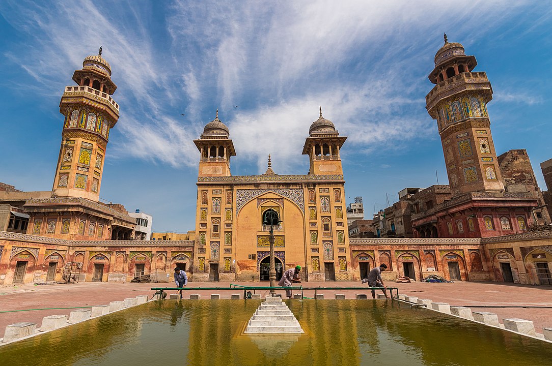Wazir Khan (Paquistão) - Construída no século 17 na cidade de Lahore. O interior é decorado com afrescos e o exterior tem azulejos no estilo persa kashi-kari.  A mesquita tem o túmulo do santo sufi Syed Muhammad Ishaq Gazruni, conhecido como Miran Badshah. 