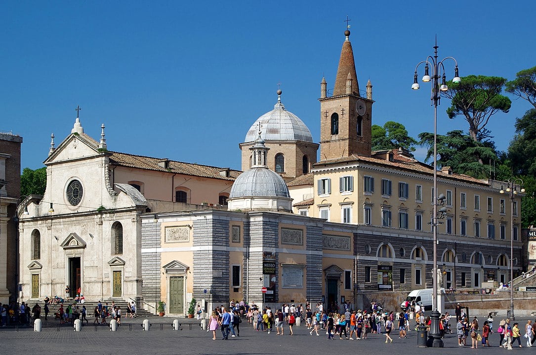 Outra igreja muito popular Ã© Santa Maria Del Popolo, na praÃ§a del Popolo. Popolo Ã© povo em italiano. A igreja fica na antiga Porta FlamÃ­nia, um portÃ£o fortificado da Muralha Aureliana e ponto de partida para a chamada Via FlamÃ­nia, acesso para o norte da cidade-Jakub Halun wikimedia commons 