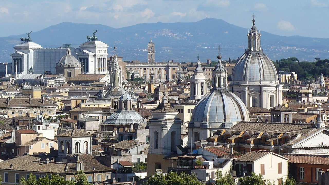 Com mais de 8 milhões de turistas estrangeiros por ano, Roma é a terceira cidade europeia mais visitada, atrás apenas de Londres e Paris.-Colin W wikimedia commons 