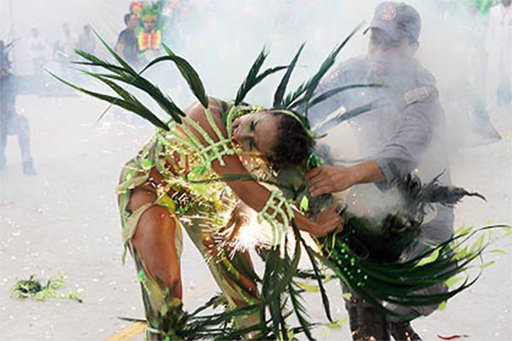 <p>Em 2006, a rainha de bateria da Mocidade Alegre, de São Paulo, sofreu queimaduras de 2º grau durante o desfile. Ela fazia uma apresentação com fogo e o enfeite da cabeça incendiou.</p>
