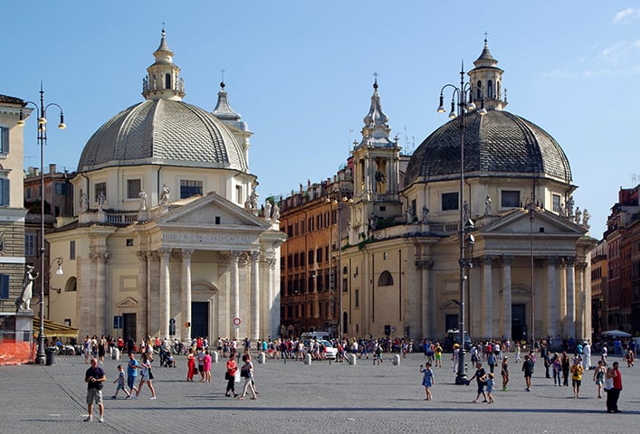 Santa Maria del Popolo abriga obras de mestres da pintura e da escultura: Rafael e Caravaggio, entre outros. Ao lado, ficam igrejas gêmeas projetadas por Bernini e construídas no século 17: Santa Maria dei Miracoli e Santa Maria di Montesanto.-By Jakub Ha?un - Own work, CC BY-SA 4.0, https://commons.wikimedia.org/w/index.php?curid=34874318