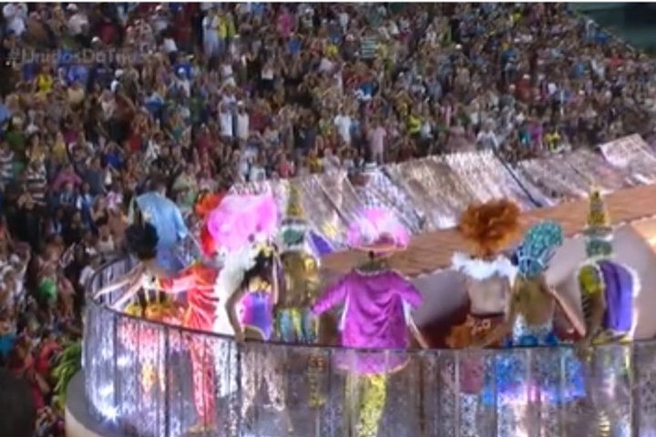 <p>Pessoas que estavam na parte da frente do carro quase foram atingidas quando a parte de trás, acima, desmoronou. Na queda, 12 componentes se feriram.</p>
