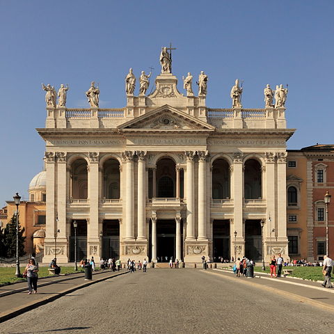 Arquibasílica de São João de Latrão - É a catedral de Roma. A mais antiga entre as cinco basílicas papais no mundo e a mais antiga igreja do Ocidente (inaugurada em 324).  Tem estilo barroco. 