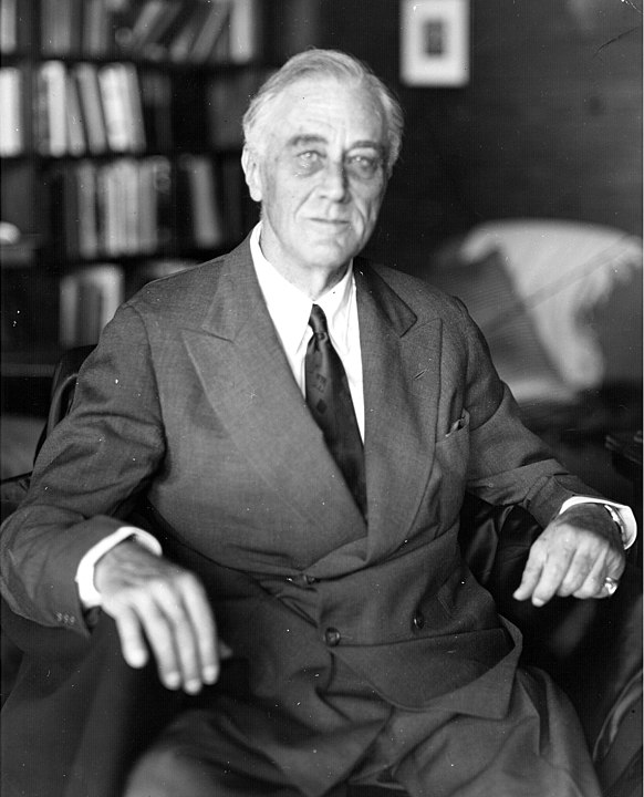 Roosevelt foi um dos mais importantes presidentes americanos, líder do país na luta contra o Nazismo durante a II Guerra Mundial. Morreu cinco meses antes do fim do conflito. Esta é a última foto de Roosevelt, tirada na véspera de sua morte. 