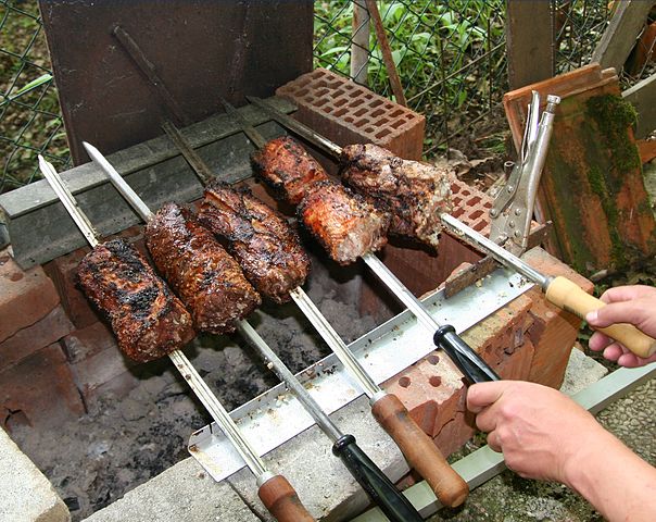 O churrasco é um dos maiores símbolos da culinária gaúcha. Preparado com cortes nobres, sal grosso e fogo de chão, vai muito além da comida: é um verdadeiro ritual de encontro e celebração.