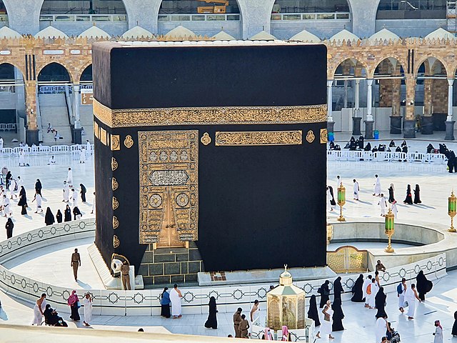 Al Haram (Arábia Saudita) -Fica em Meca - cidade sagrada para onde os muçulmanos se voltam durante as orações. Um emblema no Islamismo, pois é nesta mesquita que fica a famosa Kaaba, o local mais sagrado para os muçulmanos, ponto de peregrinação mundial. No Islã, acredita-se que a Kaaba foi construída por Abraão