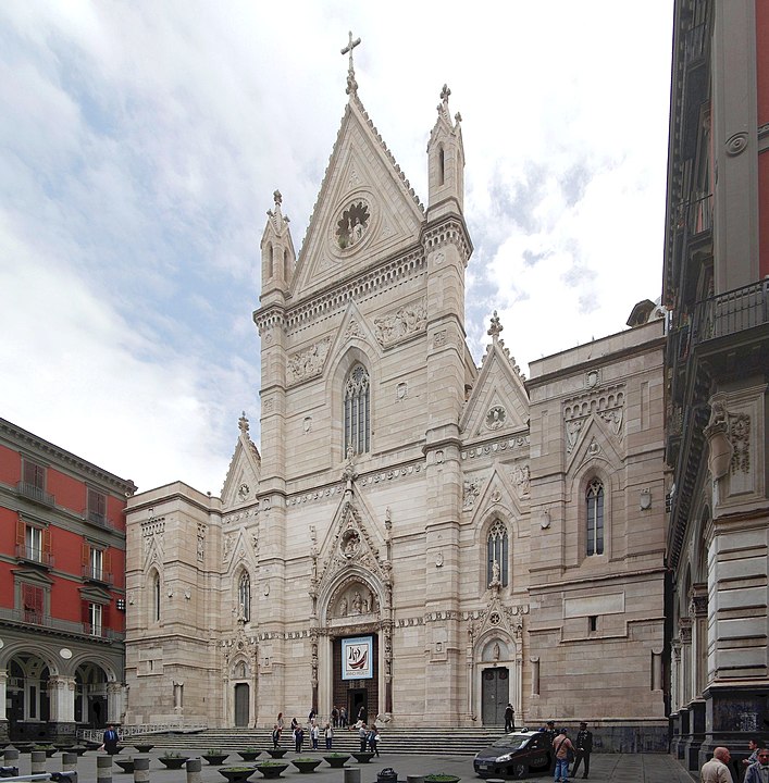 Catedral de Nápoles - Idealizada pelo rei Carlo I d'Angiò, que morreu em 1285 sem vê-la concluída.  Dedicada ao padroeiro da cidade, São Januário. Fica acima de catacumbas que contêm vestígios de antigas civilizações grega, romana e cristã. 