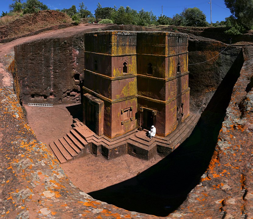 Na Etiópia, a igreja de São Jorge, erguida no século 12,  é um templo monolítico escavado na rocha em Lalibela, cidade da região da Amhara. 