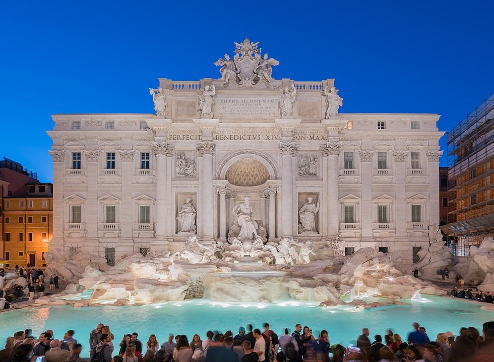 Fontana di Trevi - Fica na fachada do Palazzo Poli. É a maior fonte barroca da Itália, com 26m de altura e 20m de largura. Situada no local onde terminava o aqueduto. Pela tradição, pessoas jogam moedas para fazer pedidos.-Thomas Wolf wikimedia commons 