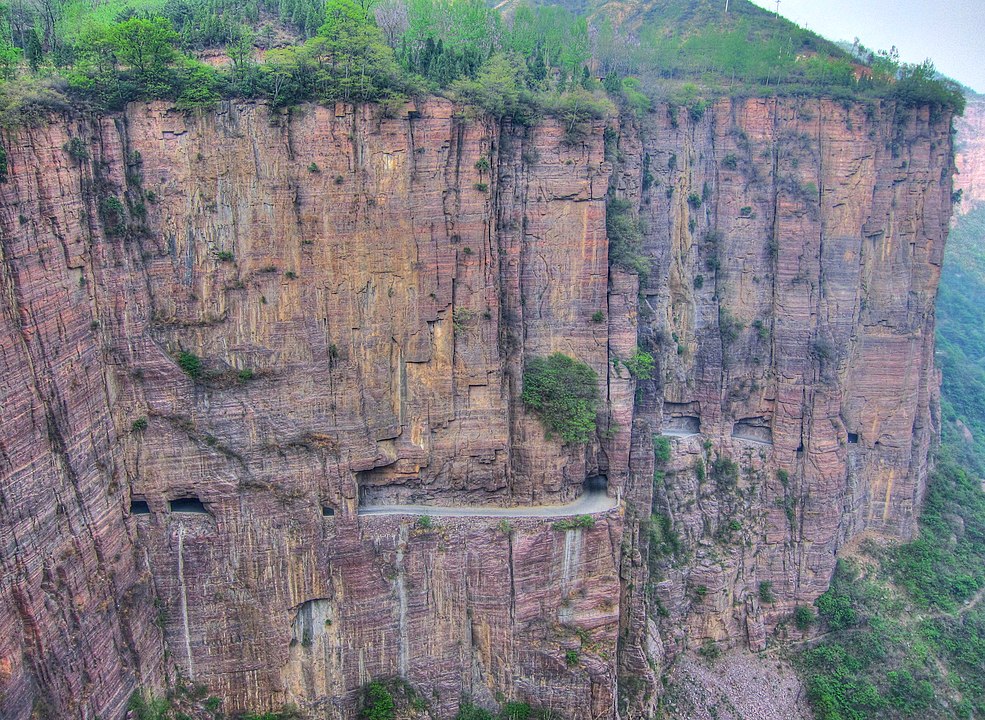 Túnel Guoliang (China) - Fica nas montanhas Taihang, na província de Henan, na China. Começou a ser construído em 1972 por treze aldeões liderados por Shen Mingxin.  Para jogar entulhos da escavação, eles abriram buracos que parecem "janelas". Foi aberta ao público em 1/5/1977.
