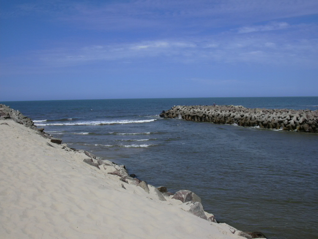 Em Chuí, no Rio Grande do Sul, ponto meridional extremo do Brasil, fica o Arroio Chuí, um canal estreito que tem, no lado oposto, a cidade de Chuy, no Uruguai. 