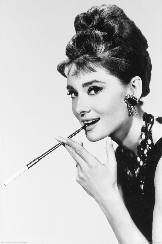 A bela Audrey Hepburn com sua piteira marcou época - um gesto hoje condenável. -Domínio público 