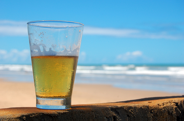 A bebida alcoólica afrouxa a área da laringe, afetando a respiração e favorecendo o ronco. Tente não tomar nada alcoólico duas horas antes de dormir.  -Rodrigo Menezes / commons wikimedia