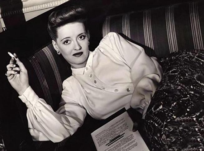 Bette Davis foi uma das atrizes que mais vezes apareceu na tela com um cigarro nas mãos. Era um companheiro quase permanente. -Divulgação