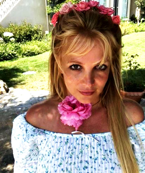 Britney Spears completou 44 anos em 2 de dezembro de 2025 e, para celebrar, lançou uma nova edição de sua biografia “A Mulher em Mim”, originalmente publicada em 24 de outubro de 2023. Agora com bordas cor-de-rosa, formato de bolso.-Reprodução do Instagram @britneyspears