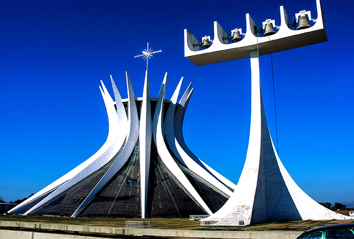 Outra construção emblemática é a Catedral Metropolitana de Nossa Senhora Aparecida, popularmente conhecida como Catedral de Brasília, um dos pontos turísticos mais impressionantes da capital. Sua arquitetura moderna e seus vitrais coloridos chamam a atenção de quem visita a cidade.
