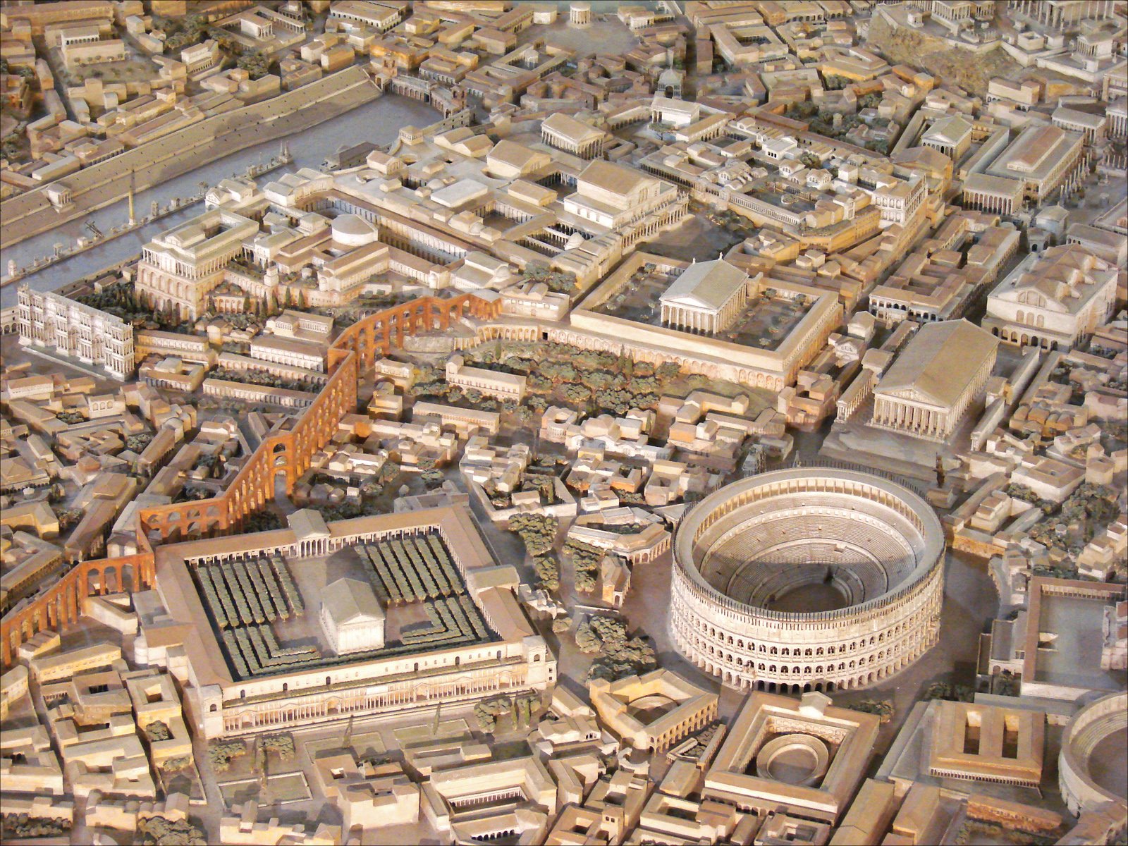 Na foto, maquete da Roma Antiga na época do imperador Constantino (306-337) -Jean-Pierre Dalbéra wikimedia commons 