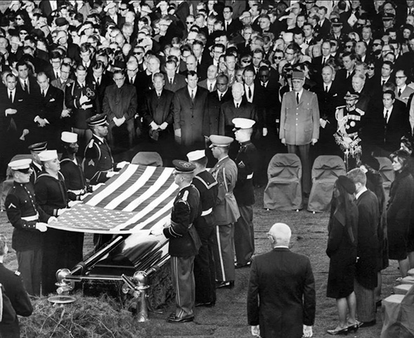 <p>Funeral do presidente americano John Kennedy – A despedida ao político assassinado no Texas foi vista por 180 milhões de pessoas, em 25/11/1963. </p>

