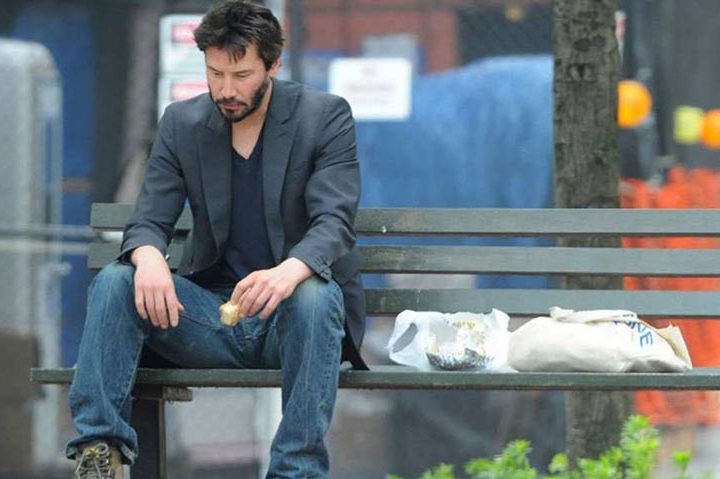 As mortes de Ava e Jennifer abalaram Keanu profundamente.  Era comum ele ser fotografado em momentos de reflexão, pelas ruas e em bancos de praça, com uma aparente solidão. 
