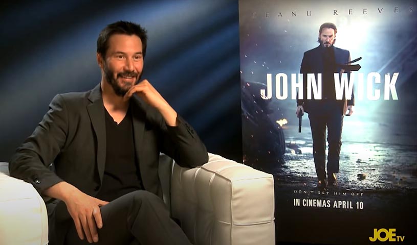 Recentemente, ele mandou personalizar camisetas e distribuiu para os dublês do filme "John Wick 4", mostrando o número de vezes em que cada um "morreu" no filme.  