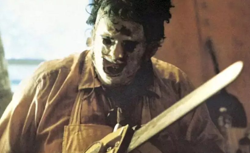Nome do vilÃ£o: Leatherface - VilÃ£o de O Massacre da Serra ElÃ©trica, Ã© membro de uma famÃ­lia de canibais que vive no Texas. Uma mÃ¡scara feita de pele humana e uma serra elÃ©trica sÃ£o seus elementos mais icÃŽnicos. O primeiro filme da franquia foi lanÃ§ado em 1974, quando foi interpretado por Gunnar Hansen. Desde entÃ£o, outros nove filmes foram lanÃ§ados. 