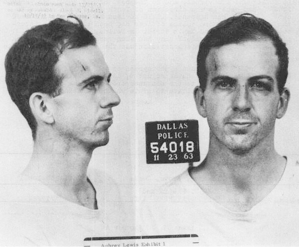 O suposto assassino, Lee Harvey Oswald, foi preso 80 minutos depois do crime, num teatro. E acabou sendo morto dois dias depois, na prisão, alimentando ainda mais a desconfiança de que ele foi um bode expiatório. 
