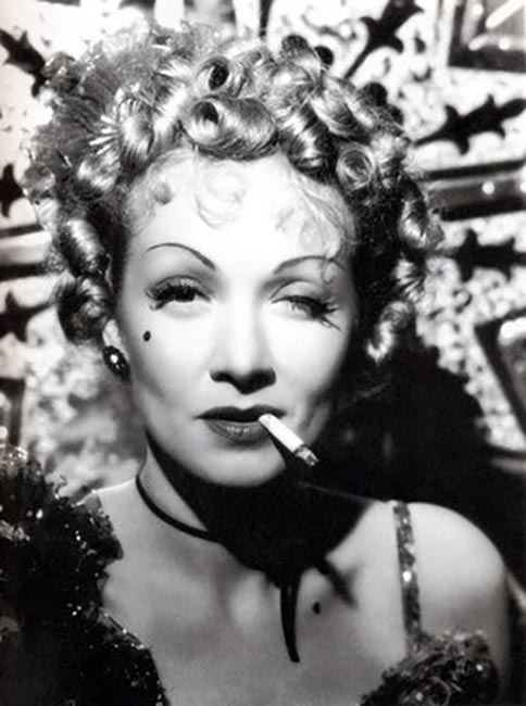Marlene Dietrich foi outra, quase sempre com um cigarro na boca na personagem. -divulgação