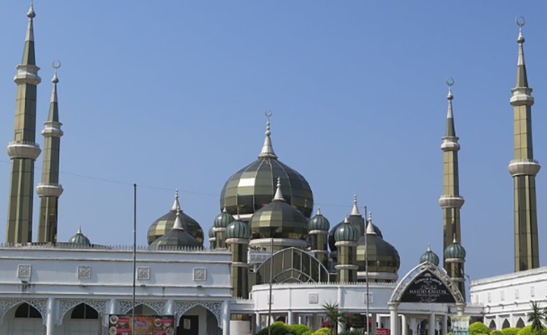 Mesquita de Cristal (MalÃ¡sia) - Inaugurada em 2008, fica no Parque do PatrimÃŽnio IslÃ¢mico na ilha de Wan Man, em Terengannu.  Mistura tradiÃ§Ã£o com um certo efeito futurista, devido Ã  cÃºpula e aos minaretes de ferro, num tom cinza-prata que congrega elementos de vidro e cristal, brilhando ao sol.