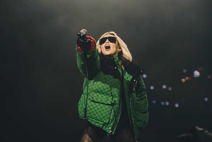 Em 2022, Miley Cyrus fez um show histórico e emocionante no Lollapalooza Brasil, em São Paulo. Isso porque, no caminho para o Brasil, seu avião foi atingido por um raio, e ela havia perdido seu amigo, o baterista da banda Foo Fighters, Taylor Hawkins, no dia anterior. Durante o show, ela dedicou a ele a música “Angels Like You” e não conseguiu segurar as lágrimas.
