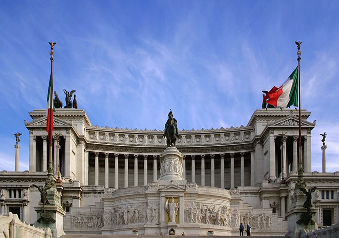 Monumento Vittoriano - Criado em honra de Vitor Emanuel II, primeiro rei da Itália unificada e considerado o pai da pátria. Feito de puro mármore branco, tem uma escadaria majestosa e colunas coríntias. Na base do monumento fica o Museu da Unificação Italiana.-Stefan Bauer commons wikimedia