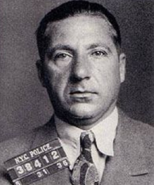 Frank Costello - Italiano, esse famoso mafioso nasceu com o nome de Francesco Castiglia. Sobrevivente da temida Guerras dos Gângsteres, Costello ganhou o apelido de "Primeiro Ministro da Máfia".
