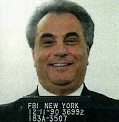 John Gotti, gângster conhecido como "Dapper Don" e chefe da família Gambino, cumpriu pena em Marion até sua morte em 2002.