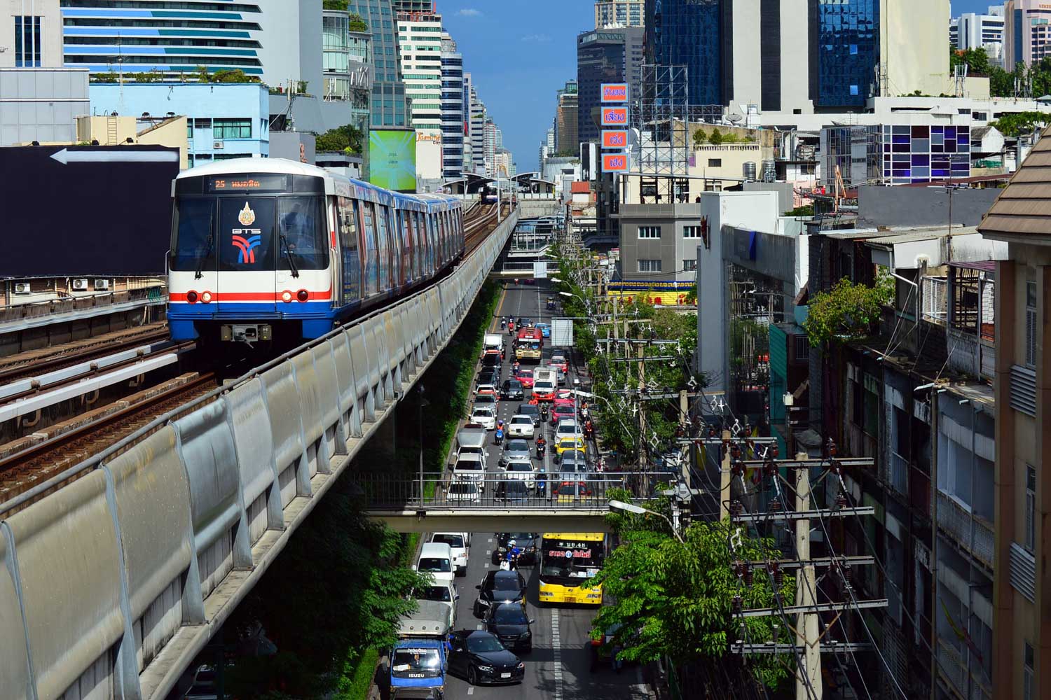 O rápido crescimento da cidade, associado a pouco planejamento urbano, resultou em infraestrutura precária de transportes. O metrô, inaugurado tem 2004, tem apenas duas linhas. E passa longe de resolver o problema.  - divulgação 