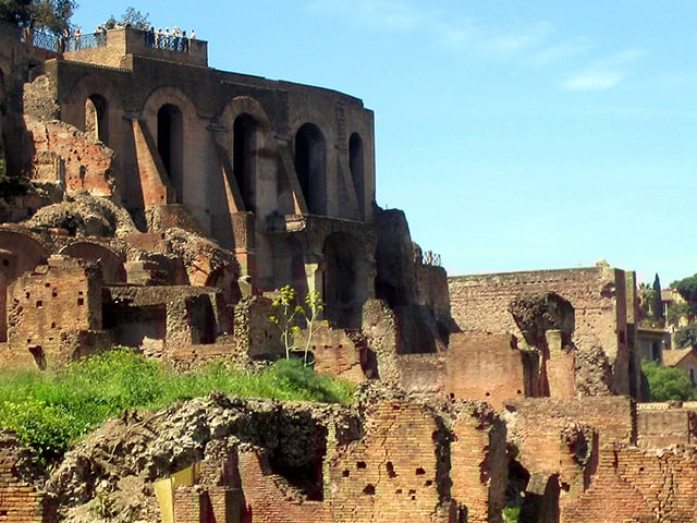 Palatino - Conta a lenda que Roma se originou no Palatino e escavações recentes mostraram que já havia habitantes no monte em 1 000 a.C. É a mais central das sete colinas da cidade, com elevação de 40 metros acima do Fórum Romano.-commons wikimedia