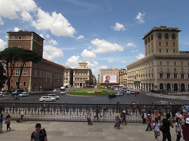 Praça Venezia - Fica no sopé do monte Capitolino. É um ponto de intersecção de importantes avenidas da cidade, tendo grande movimento. Em 2009, restos do Ateneu do imperador Adriano foram encontrados nas escavações do metrô na praça. -By Cezar Suceveanu - Own work, CC BY-SA 4.0, https://commons.wikimedia.org/w/index.php?curid=34600174