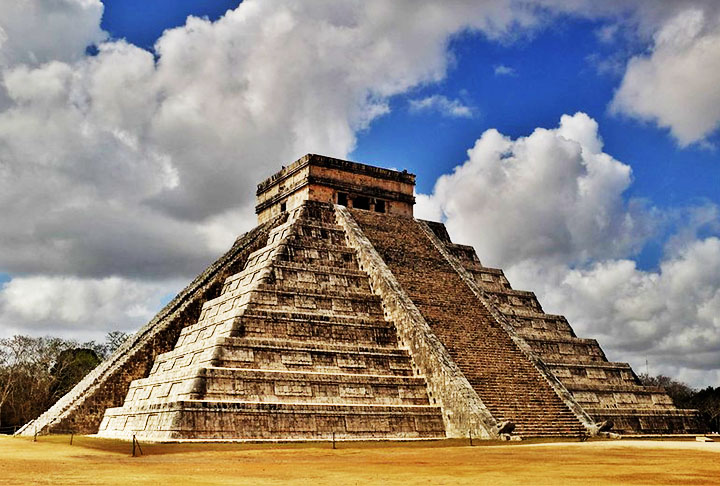A pirâmide de Kukulkán, em Chichén Itzá, possui 91 degraus em cada uma de suas quatro faces, totalizando 364 degraus. Somando a plataforma no topo, chega-se a 365, representando os dias do ano solar. Essa construção reflete o profundo conhecimento astronômico dos maias e seu alinhamento com o calendário.

