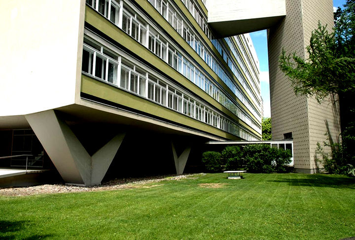 Prédio na Interbau (Alemanha) - Em 1957, a exposição internacional de arquitetura Interbau reuniu profissionais para a criação de um bairro residencial em Berlim. Niemeyer fez este prédio, com colunas de sustentação em forma de V. 