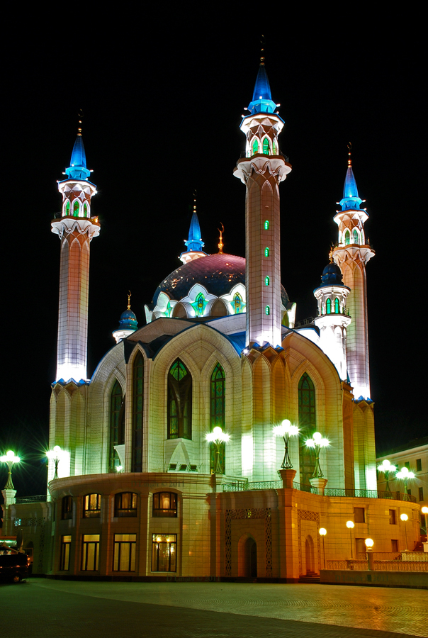 Qolsharif (Rússia) - Fica em Kazan Kremlin. Construída no século 16, tem elementos renascentistas e predominância das cores azul e branca. Sua capacidade é para 6 mil devotos. E à noite tem iluminação especial, que valoriza a suavidade da arquitetura da nave e dos minaretes. 