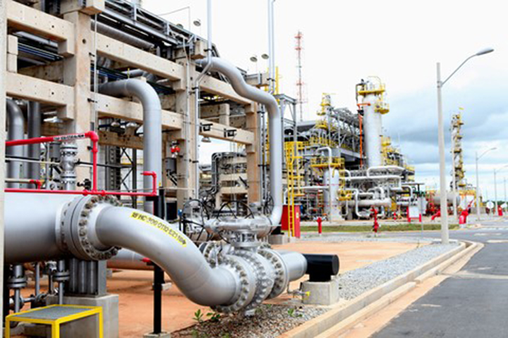 Essenciais para transporte, aviação e geração de energia nos países compradores.
A produção é realizada em refinarias brasileiras com alta capacidade técnica.