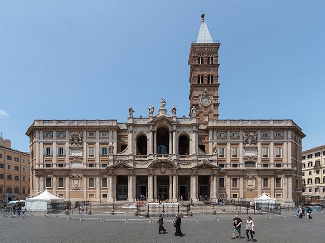 Roma tem igrejas por toda parte e uma das mais belas é Santa Maria Maggiore. Construída em 432, foi a primeira igreja do Ocidente dedicada a Maria. Maggiore é "maior" em italiano. Esta é a maior das igrejas marianas da cidade.-By Pierre-Selim Huard - Self-photographed, CC BY 4.0, https://commons.wikimedia.org/w/index.php?curid=49312166