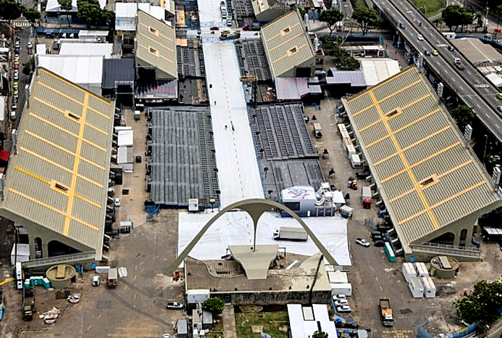 Sambódromo do Rio - Palco dos desfiles das escolas de samba desde 1984, a Passarela Professor Darcy Ribeiro (seu nome oficial), na Avenida Marquês de Sapucaí, no Centro, tornou-se símbolo do carnaval carioca. Tem 700m de extensão e capacidade para 72.500 pessoas. 