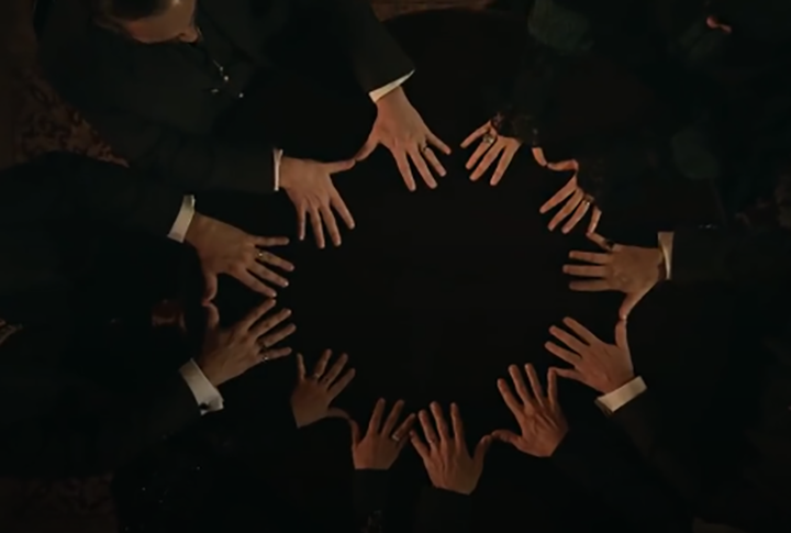 No começo Rivail não acreditava nos espíritos e atribuía as manifestações a magnetismo. Mas cedeu ao perceber que havia inteligência por trás das mensagens. Na foto, cena do filme 