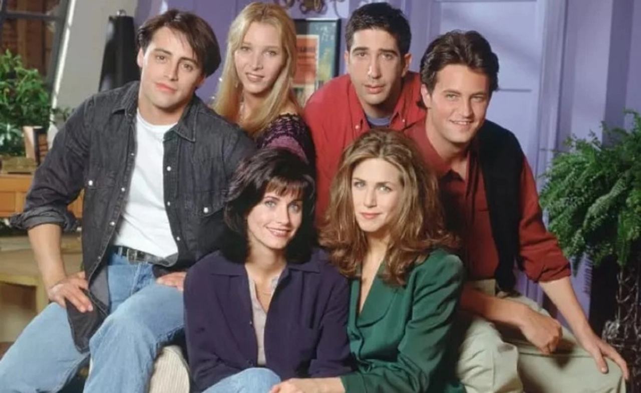 Aniston é uma das atrizes mais famosas e premiadas do mundo. Ela trabalha com cinema e televisão desde 1987, quando foi figurante no filme "Mac and Me". Antes da fama, também foi garçonete, profissão em que ela diz que não mandava bem. O papel mais famoso dela foi o de Rachel, na série "Friends" (1994-2004).