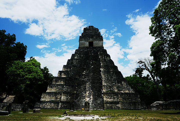 Templo do Grande Jaguar, Guatemala: É uma antiga estrutura maia localizada na cidade de Tikal, na atual Guatemala. Foi construído no período clássico maia, por volta do século VII d.C..