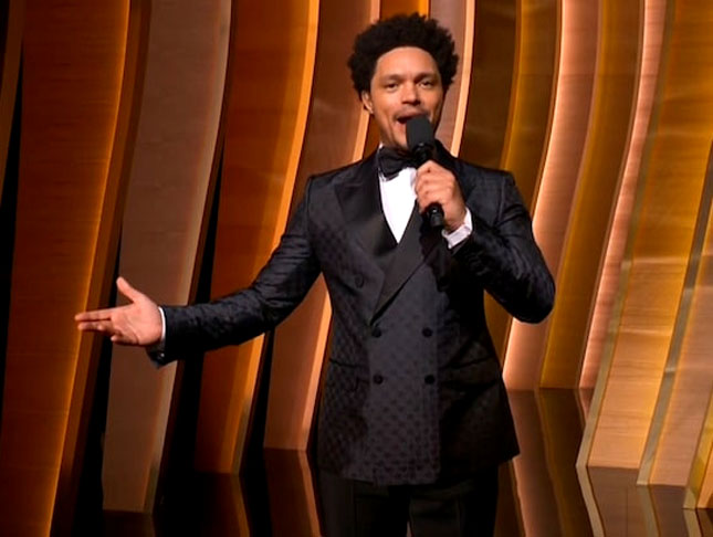 <p>No Brasil, a cerimônia foi exibida ao vivo a partir das 21h30, pelo canal pago TNT ou pelo streaming Max. O comando foi novamente com o comediante Trevor Noah, que apresentou o evento pela sexta edição consecutiva.</p>
