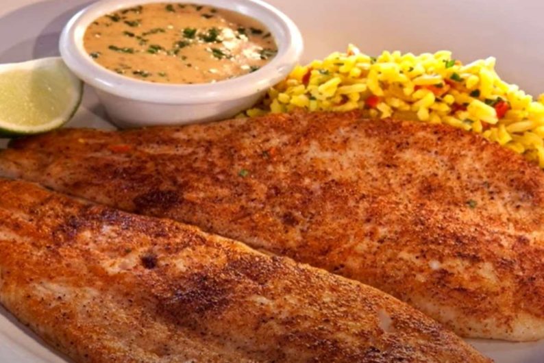 A tilÃ¡pia assada tambÃ©m Ã© uma boa opÃ§Ã£o para quem busca uma alternativa mais leve, enquanto o lombo de porco, com seu sabor marcante, Ã© uma escolha econÃŽmica e deliciosa.