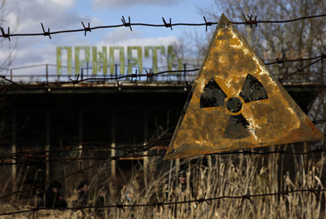 Visitantes seguem uma série de cuidados contra a radiação em Chernobyl