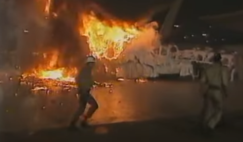 <p>Em 1992, um carro alegórico da Viradouro pegou fogo quando cruzava a área da dispersão, na Apoteose. Havia 22 pessoas em cima, mas ninguém se feriu.</p>
